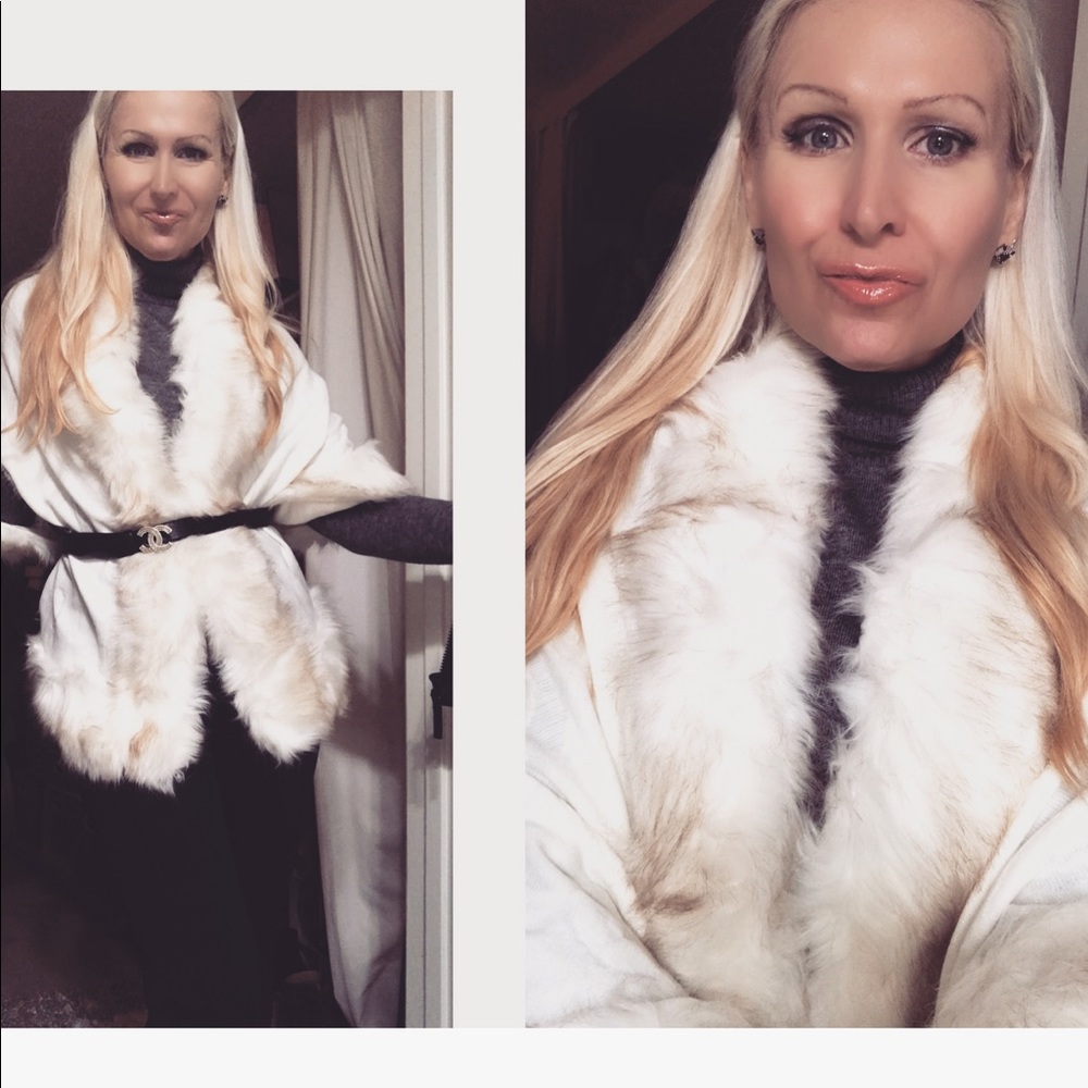 ❄️Winter White Faux Fur Trim Cape🌟 - Picture 3 of 4